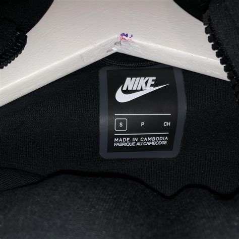 nike tech fleece size tag